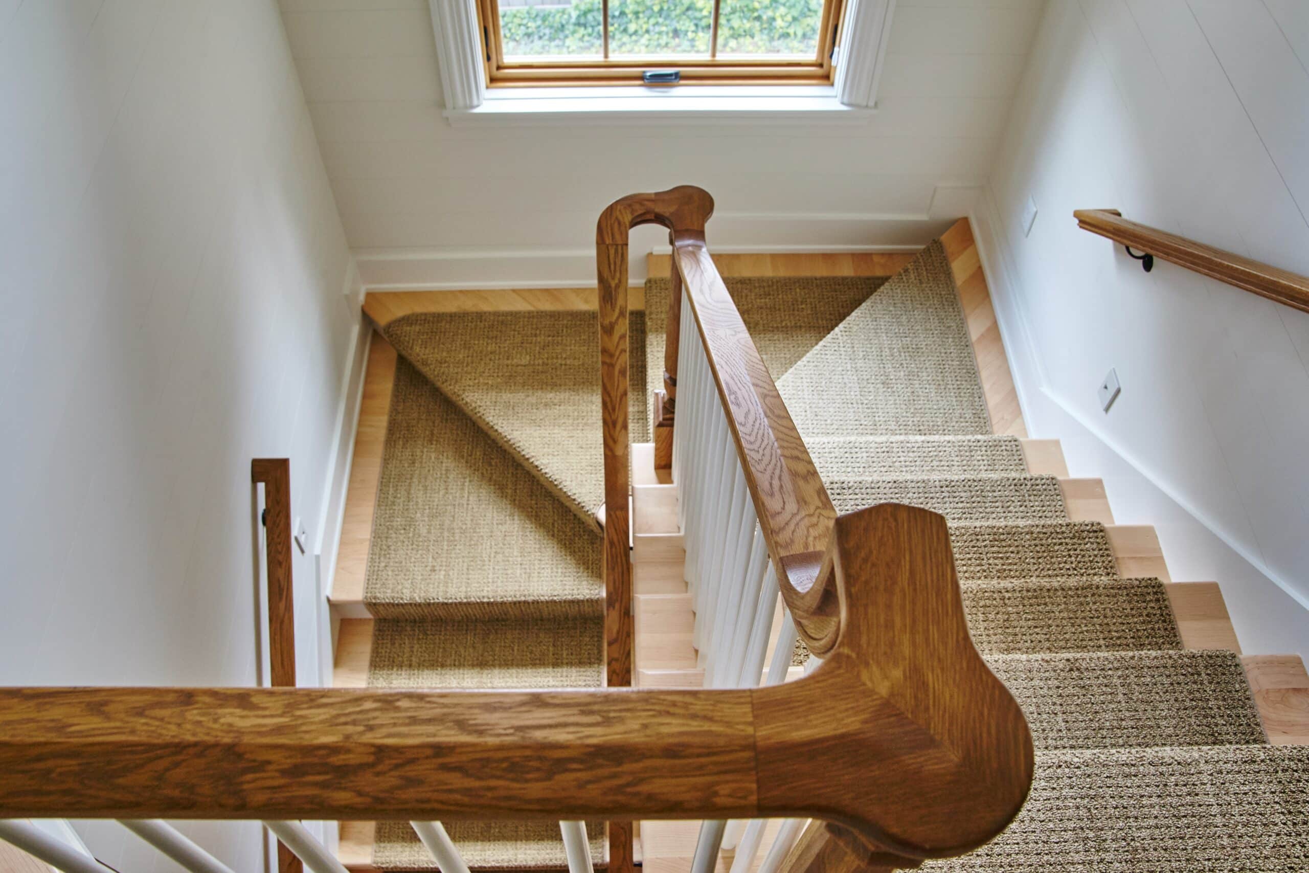 Elegant,Modern,Staircase,With,Carpet,Runner,And,Wood,Details